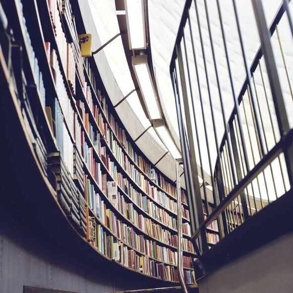 A library with many books on the shelves.